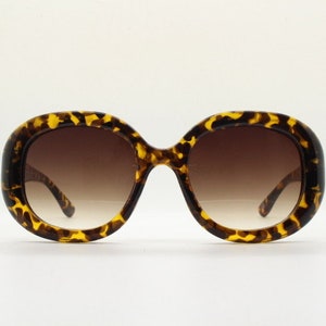 Y2k vintage oversized round sunglasses. Thick framed Women&#39;s big 60s mod design tortoise frame with smoky gradient lenses. Unused BNWT. 70s
