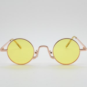 Petites lunettes de soleil ovales vintage des années 90. Imposante monture dorée minimaliste de style victorien avec des verres jaune canari flamboyants. Steampunk. EBND inutilisés