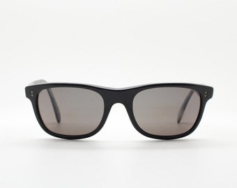 Gafas de sol Giorgio Armani estilo wayfarer vintage de los años 90, fabricadas en Italia. Un clásico de siempre en acetato negro brillante de alta calidad.