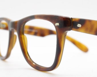90er Jahre Vintage Wayfarer Design Brille aus Italien. Klassiker unter den Brillenfassungen in braun meliert. Verglaste RX Brille. nr
