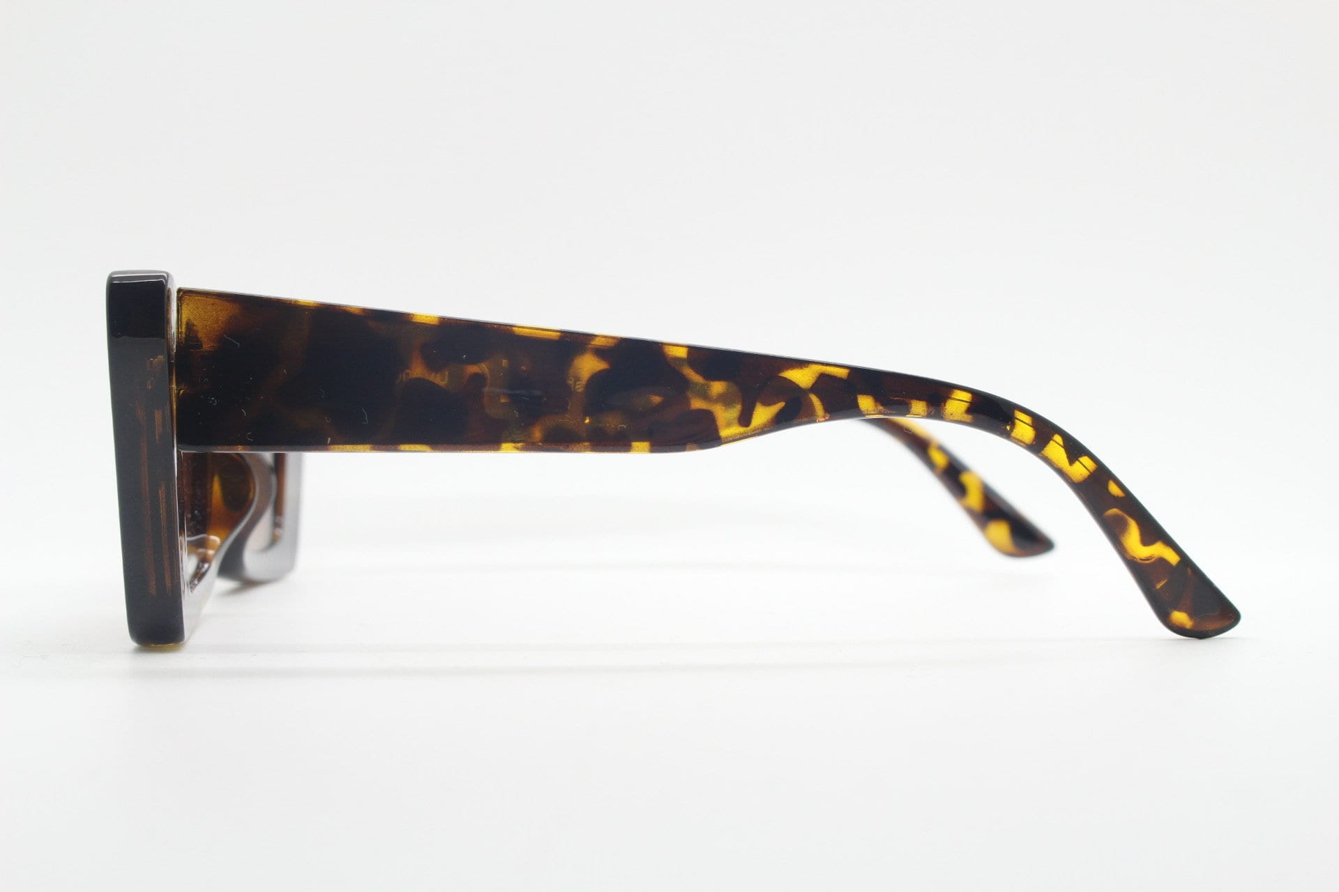 Y2K Vintage Dynamic Winged Cat Eye Sunglasses. Women