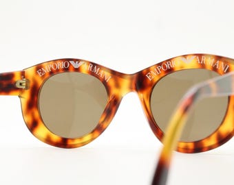 Gafas de sol redondas vintage Giorgio Armani, fabricadas en Italia, modelo 506 108. Impresionante montura gruesa de acetato color carey con un exclusivo logotipo interior.