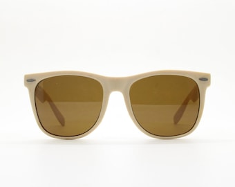 Vintage solglasögon i Wayfarer-stil från 80-talet. Klassisk, något överdimensionerad design i mattvitt med bruna linser. Flava Flav