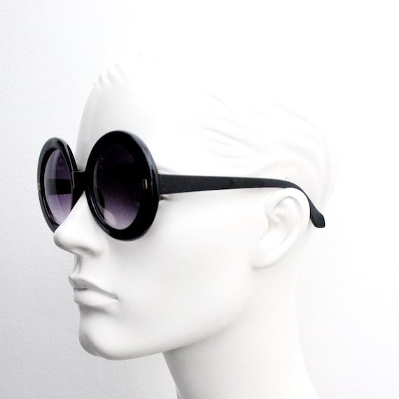 Y2k Vintage Oversized Round Sunglasses. Women display picture 3