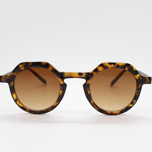 90s vintage round flat top sunglasses. 30s, 40s style tortoise frame with Havana brown lenses. BNWT