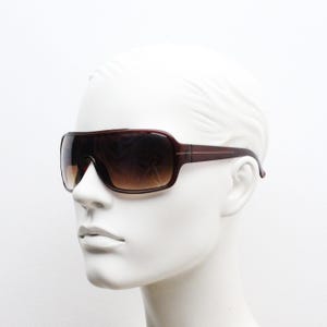 Y2K vintage oversized square aviator sunglasses. Transparent brown monolens visor. Wrap around shield with deadly graduating lens. 2000s NOS