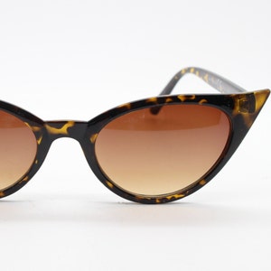 Y2K Vintage Katzenaugen Sonnenbrille. Schlanke Brillenfassung mit abgestuften Gläsern in Schildpattoptik. Damen 50er Jahre Stil Rockabilly, Pin Up Shades