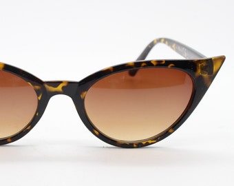 Y2K vintage pointed cat eye sunglasses. Tortoise slender frame with graduated lenses. Womens 50s style rockabilly, pin up shades
