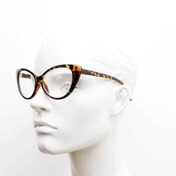 尖った猫目メガネ。べっ甲柄のヴィンテージクリアレンズ眼鏡