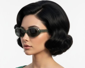 Giorgio Armani vintage ovale zonnebril uit de jaren 90, gemaakt in Italië. Transparant grijs/blauw acetaat montuur met bijpassende glazen. Kleine bolle ogen. Y2K