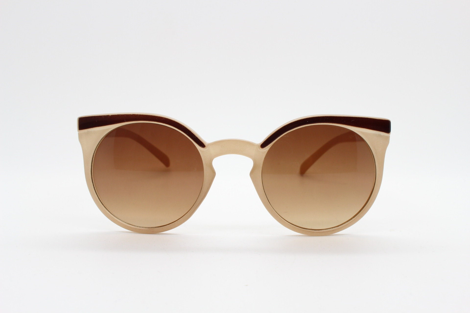 Vintage 80s flat top cat eye sunglasses. Womens beige cateye with dark brown brow and graduating lenses. BNWT catseye