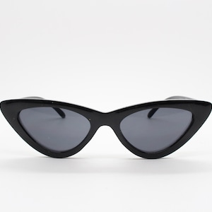 Vintage 90s pointed cat eye sunglasses. Womens 50s style black frame cat eye with dark lenses. Rockabilly pin up cats eye. BNWT