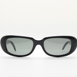 Polaroid 60er Vintage Vintage Sonnenbrille rechteckig Made in England. Authentisch schlichter schwarzer Rahmen mit atmosphärisch gewölbten Gläsern. Herren mod