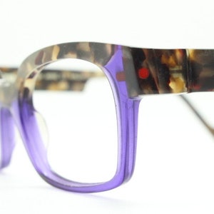 Rechthoekige Anne et Valentin-bril gemaakt in Frankrijk, model 1330. Gemarmerd optisch montuur van schildpadacetaat met paarse tint. RX op recept