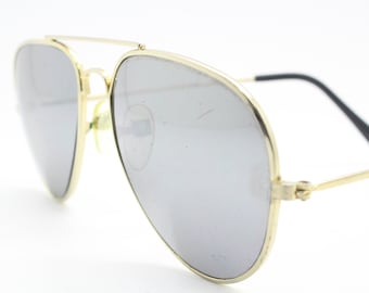 80er Jahre Vintage Pilotenbrille. Optimale Form klassische Pilotenflieger in einer goldenen Metallfassung mit silbernen Spiegelgläsern. Teardrop, NOS