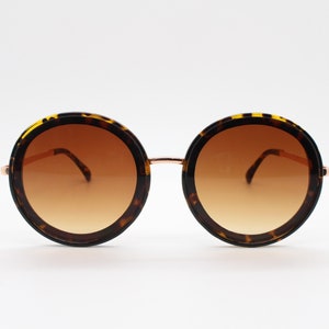 Y2k vintage round sunglasses. Women&#39;s tortoise frame with contrasting gold arms and brown flat sultry graduating lenses. Unused BNWT