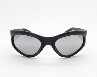 Vintage futuristische superheld bug eye goggle-zonnebril uit de jaren 90. Sportief schildframe van zwart rubber met spiegellens. jaren 2000. Y2K. NOS