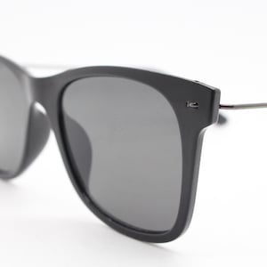 Vintage 90er Jahre Sonnenbrille im Wayfarer Design. Allzeit klassisches 40er 50er Jahre Design in flacher schwarzer Fassung mit schlanken Metallarmen. Zustand: