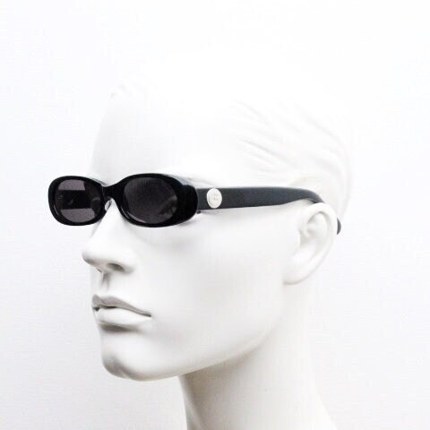 Guess Vintage 90s Low Profile Oval Sunglasses. All Black  display picture 2