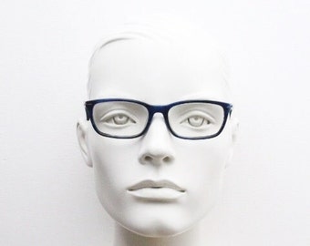 Lunettes de vue rectangulaires basses Calvin Klein. Monture optique en acétate bleu marine brillant brillant. Lunettes de vue correctrices. Réception