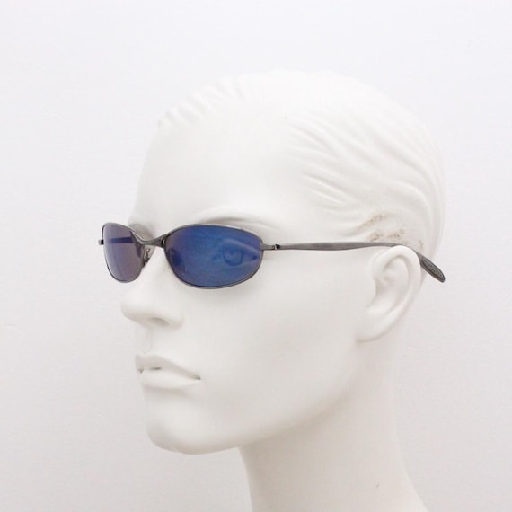 90年代のヴィンテージ、オーバル型の小ぶりなバグアイサングラス