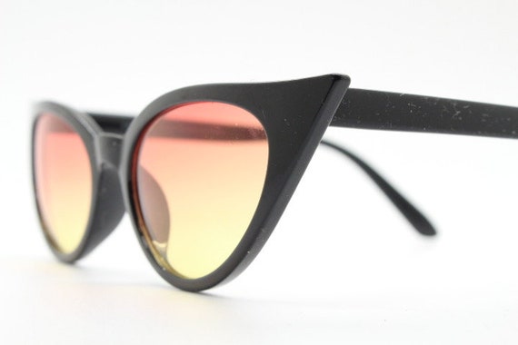 Y2K vintage pointed cat eye sunglasses. Womens bl… - image 5