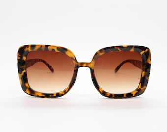 Y2K vintage oversized square sunglasses. Women's thick tortoise 70s style frame with graduating amber lenses. 2000s BNWT