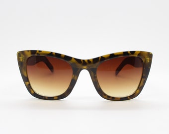 Vintage Y2K pointed cat eye sunglasses. Womens sharp angled cat eye with radiant tortoise frame. 50s rockabilly, pin up. 2000s NOS cateyes