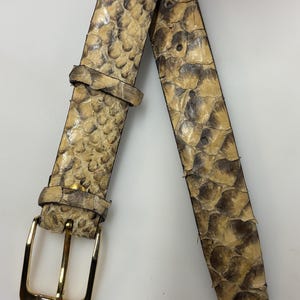 Cinturón vintage de los 90 de piel de serpiente auténtica en beige y marrón. Auténticas escamas grandes con textura y acabado sin costuras. Talla L para hombre, nuevo, sin usar. Pitón. Hebilla intercambiable.