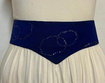 80s vintage womens hand made feature belt for a dress. Flattering V shape. Blue fabric with abstract glitter circles on a leather backing