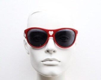 Gafas de sol vintage Moschino extragrandes Y2K. Montura característica de acetato rojo carmesí con puente recortado en forma de corazón. Años 2000.