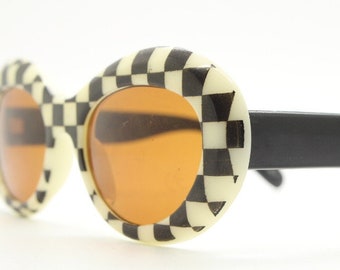 Lunettes de soleil monochromes vintage des années 80 à carreaux ronds. Monture de style op art mod des années 60 avec verres marron. Lunettes de protection. Oeil de punaise ovale. NSA. Kurt Cobain