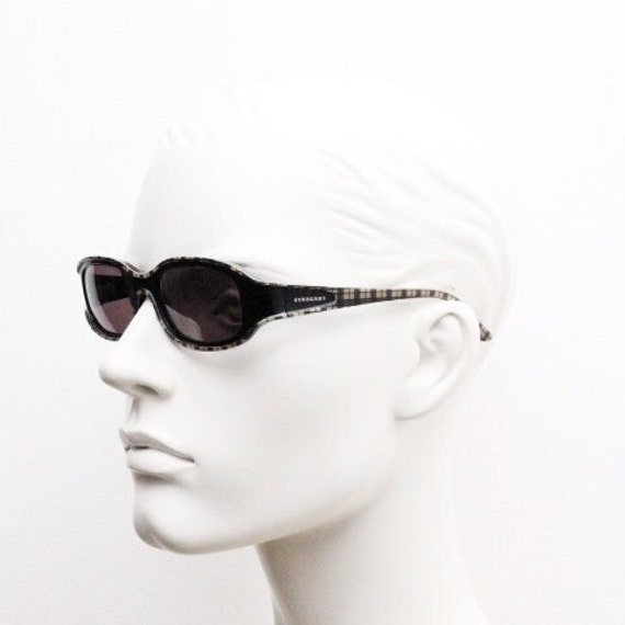 Burberry 90s Vintage Rectangular Sunglasses Model 8334/S Burberry 90s Vintage Rectangular Sunglasses Model 8334/S