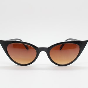 Y2K Vintage Katzenaugen Sonnenbrille. Schmale schwarze Damenbrille im Stil der 50er Jahre, Gläser in Havannabraun. Rockabilly, böses Mädchen Pin Up