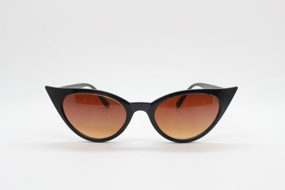 Y2K Vintage Pointed Cat Eye Sunglasses. Womens Black Slender 50s