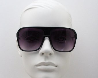 Y2K vintage square aviator sunglasses. Classic 70s design thick framed aviators in black gloss with graduating lenses. NOS