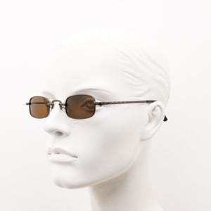 Gafas de sol pequeñas rectangulares estilo vintage de los 90. Imponente montura minimalista de cromo marrón estilo victoriano con lentes a juego. Steampunk. Nuevas, sin usar.