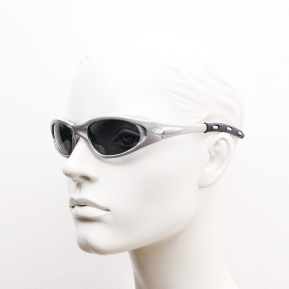 Y2K Vintage Visor Sunglasses. Metallic Silver Superhero  display picture 3