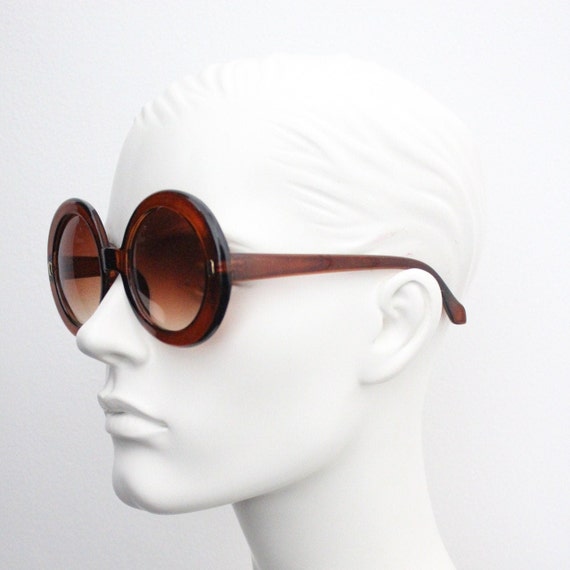 Gafas años 60 mujer sale