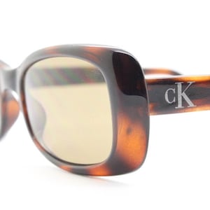 Calvin Klein 90s Vintage Thick Framed Rectangular Sunglasses  display picture 3