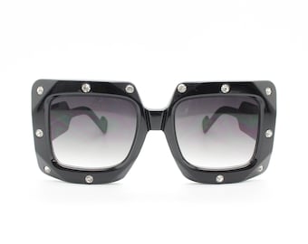 Gafas de sol cuadradas extragrandes vintage Y2K con diamantes. Montura negra gruesa para mujer, estilo Blockbuster, con grandes diamantes de imitación y lentes ahumadas. Década de 2000. BNWT