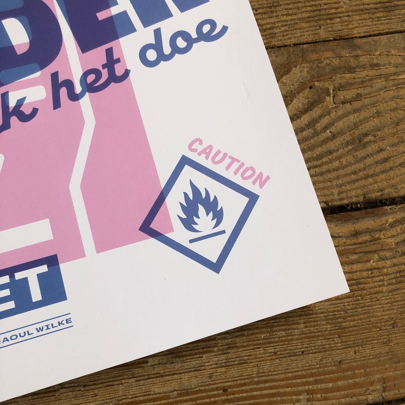 K&ouml;nnte beinhalten: Ein wei&szlig;er Poster mit blauem und rosafarbenem Text, der "Untersch&auml;tze niemals die Kraft dessen, was du tun kannst" lautet. Der Poster hat auch ein blaues Warnschild mit einem Flammensymbol.