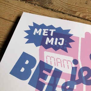 K&ouml;nnte beinhalten: Ein rosa-blauer Grafikdruck mit dem Text "MET MIJ: BELIEF" in Blau. Der Druck zeigt einen stilisierten Taschenrechner mit einem digitalen Display.