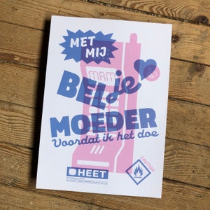 K&ouml;nnte beinhalten: Ein rosa-blaues Poster mit einem Comic-Telefon und dem Text "BEL je MOEDER voordat ik het doe." Das Poster enth&auml;lt auch den Text "MET MIJ" und "CAUTION".