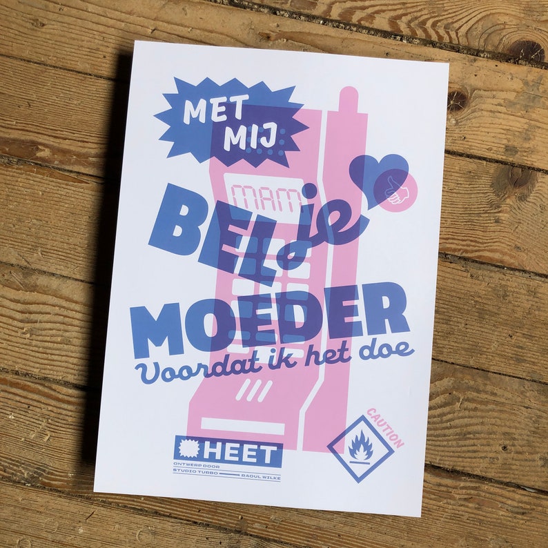 K&ouml;nnte beinhalten: Ein rosa-blaues Poster mit einem Comic-Telefon und dem Text "BEL je MOEDER voordat ik het doe." Das Poster enth&auml;lt auch den Text "MET MIJ" und "CAUTION".
