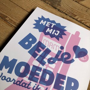 K&ouml;nnte beinhalten: Eine rosa und blaue Illustration eines Vintage-Handys mit dem Text "Met mij" in einem rosa Sternenausbruch und "Bel je MOEDER voordat ik..." in blauem Text.