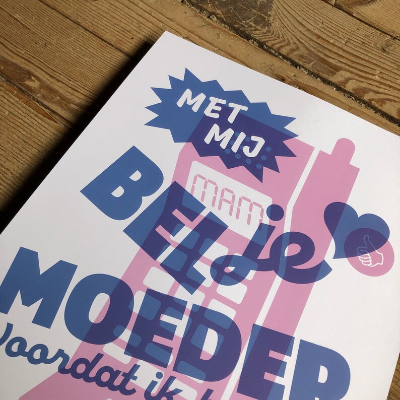 K&ouml;nnte beinhalten: Eine rosa und blaue Illustration eines Vintage-Handys mit dem Text "Met mij" in einem rosa Sternenausbruch und "Bel je MOEDER voordat ik..." in blauem Text.