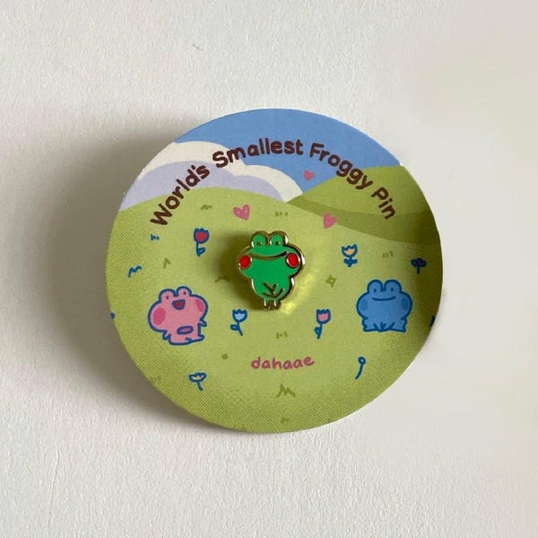 Emaille pin met de kleinste kikker ter wereld