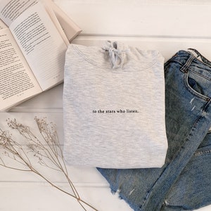 To The Stars Who Listen | A Court of Thorns and Roses - Sarah J. Maas | Bookish Hoodie | Buchgeschenk | Kleidung