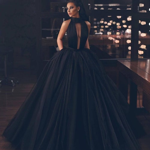 backless black dress